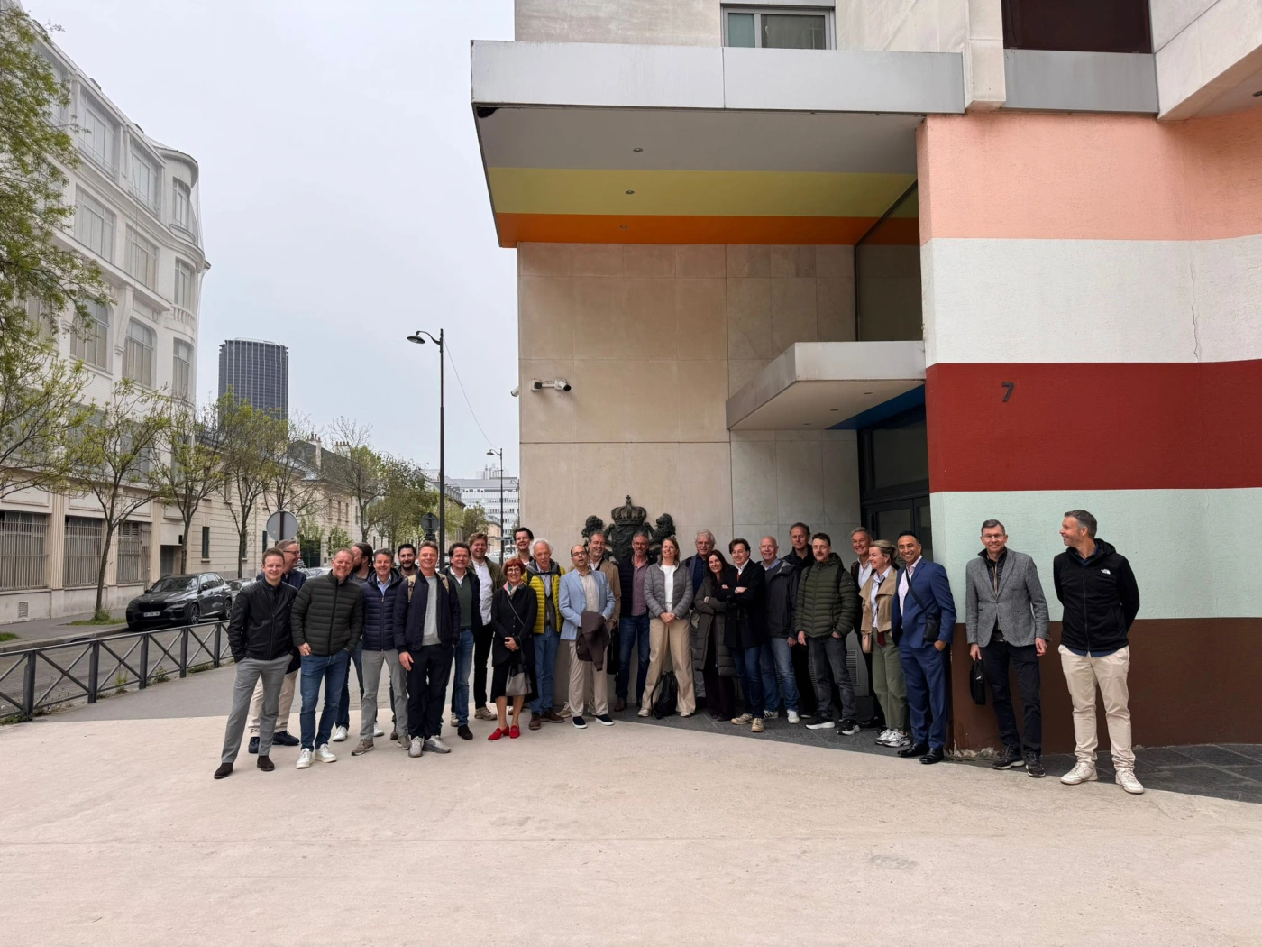 Het reisgezelschap van AI Frontlines voor de Nederlandse Ambassade in Parijs.